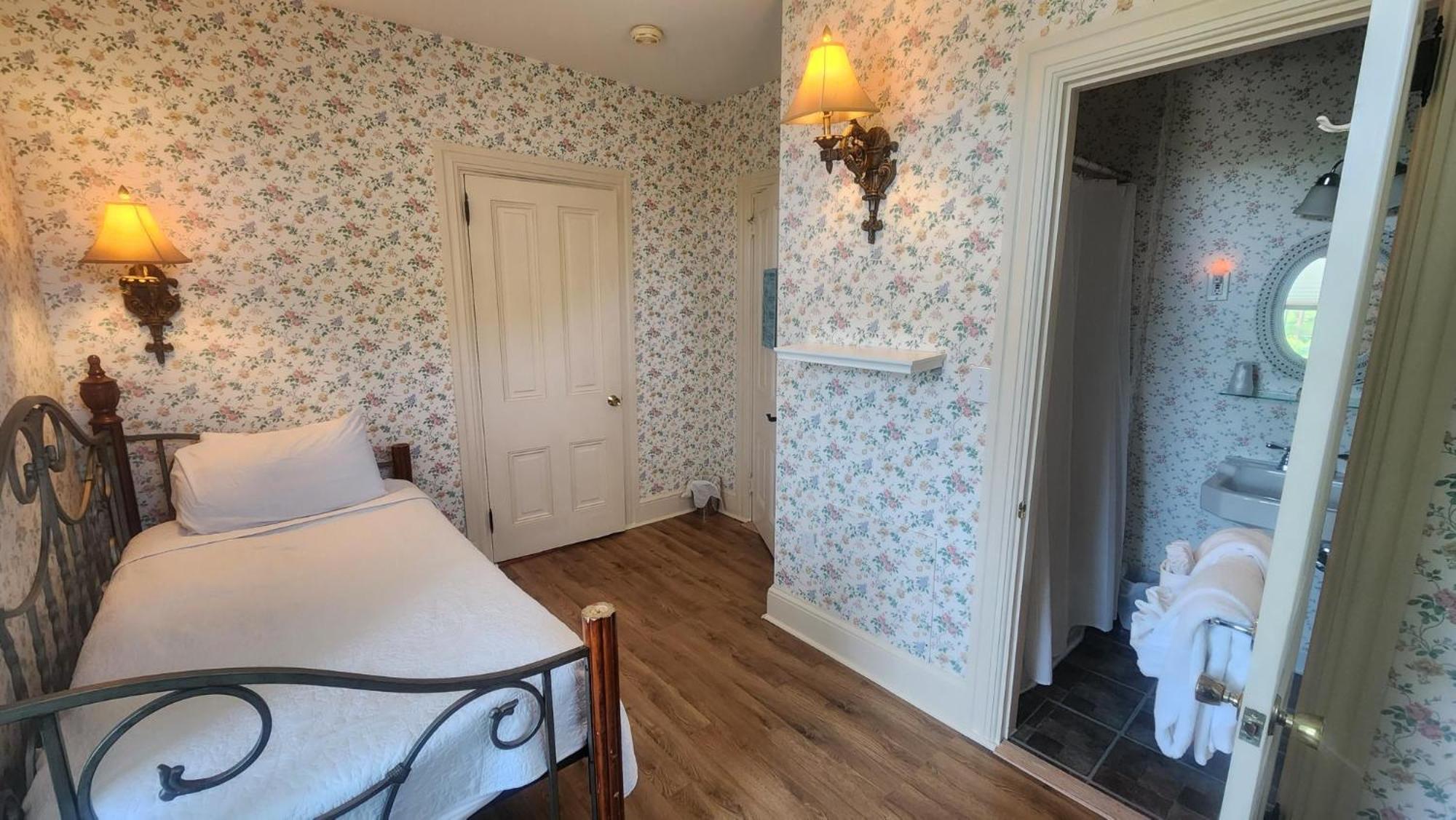 Greystone Manor Bed & Breakfast Bird-in-Hand Exterior photo