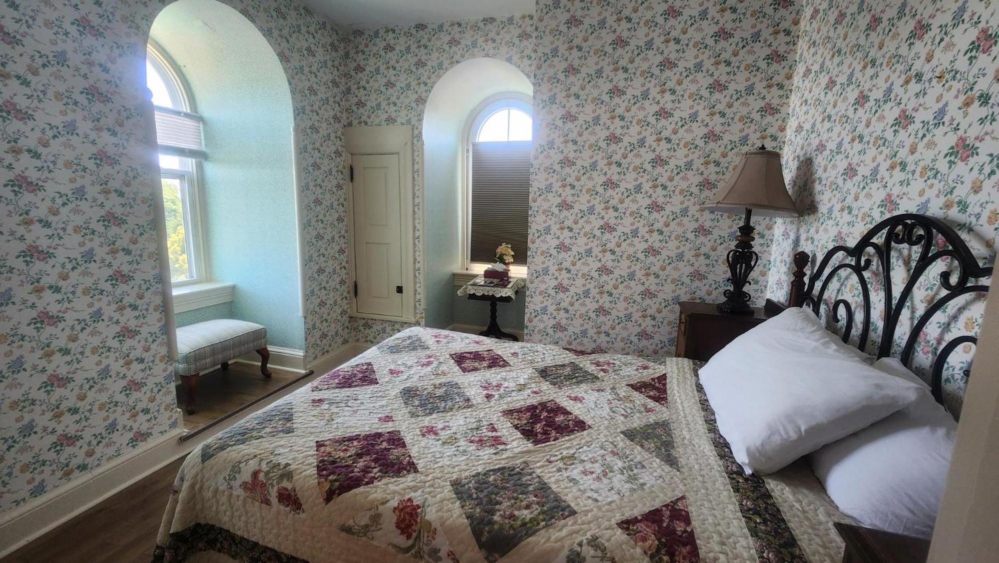 Greystone Manor Bed & Breakfast Bird-in-Hand Exterior photo